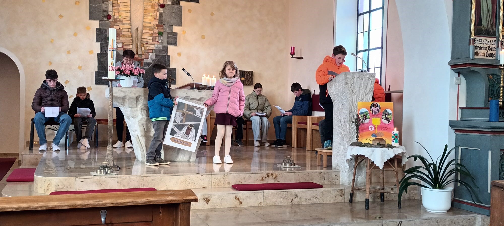 Kehlbacher Kinder und Jugendliche gestalten einen Kreuzweg besonderer Art