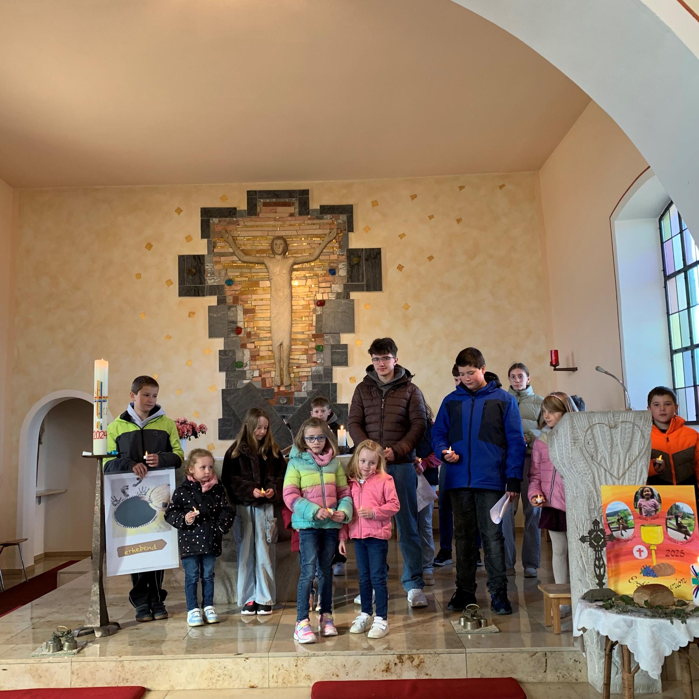 Kehlbacher Kinder und Jugendliche gestalten einen Kreuzweg besonderer Art
