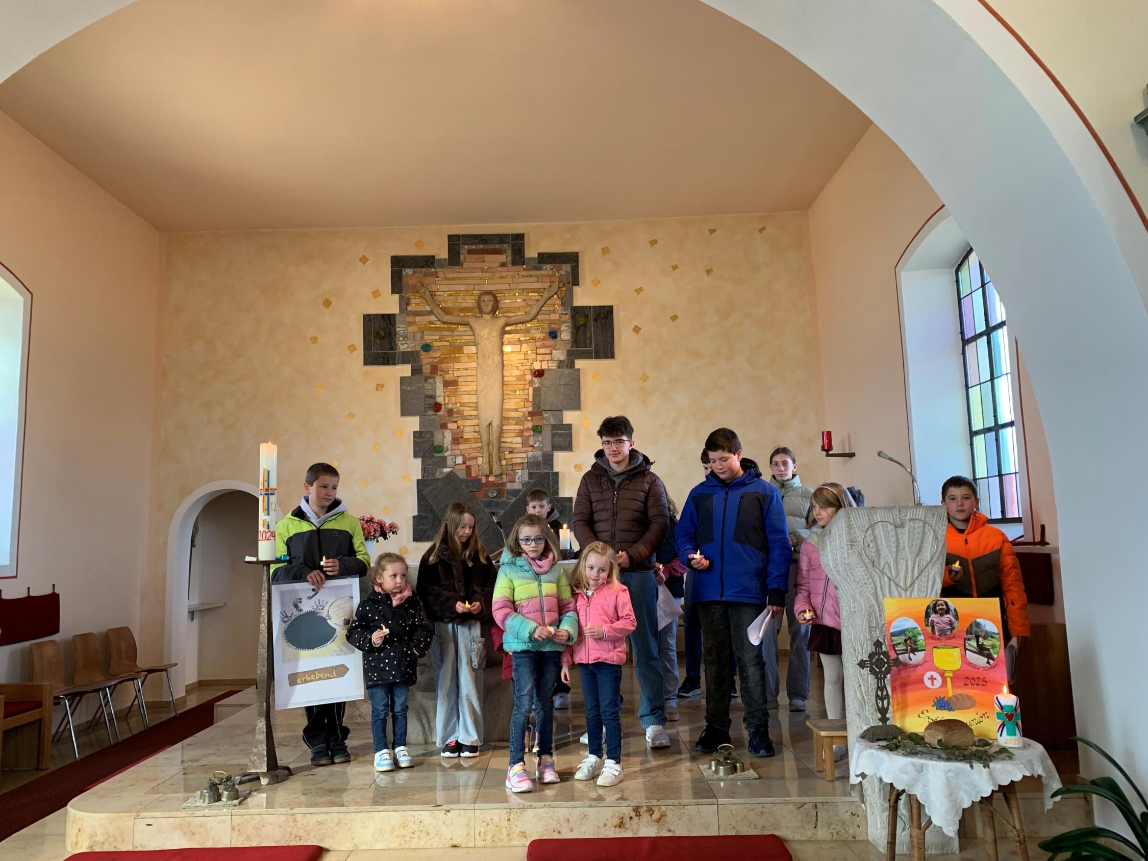 Kehlbacher Kinder und Jugendliche gestalten einen Kreuzweg besonderer Art