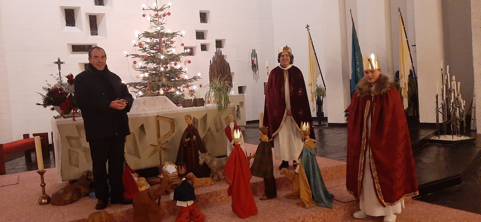 Pfarrer Hauth mit den Königen 2021