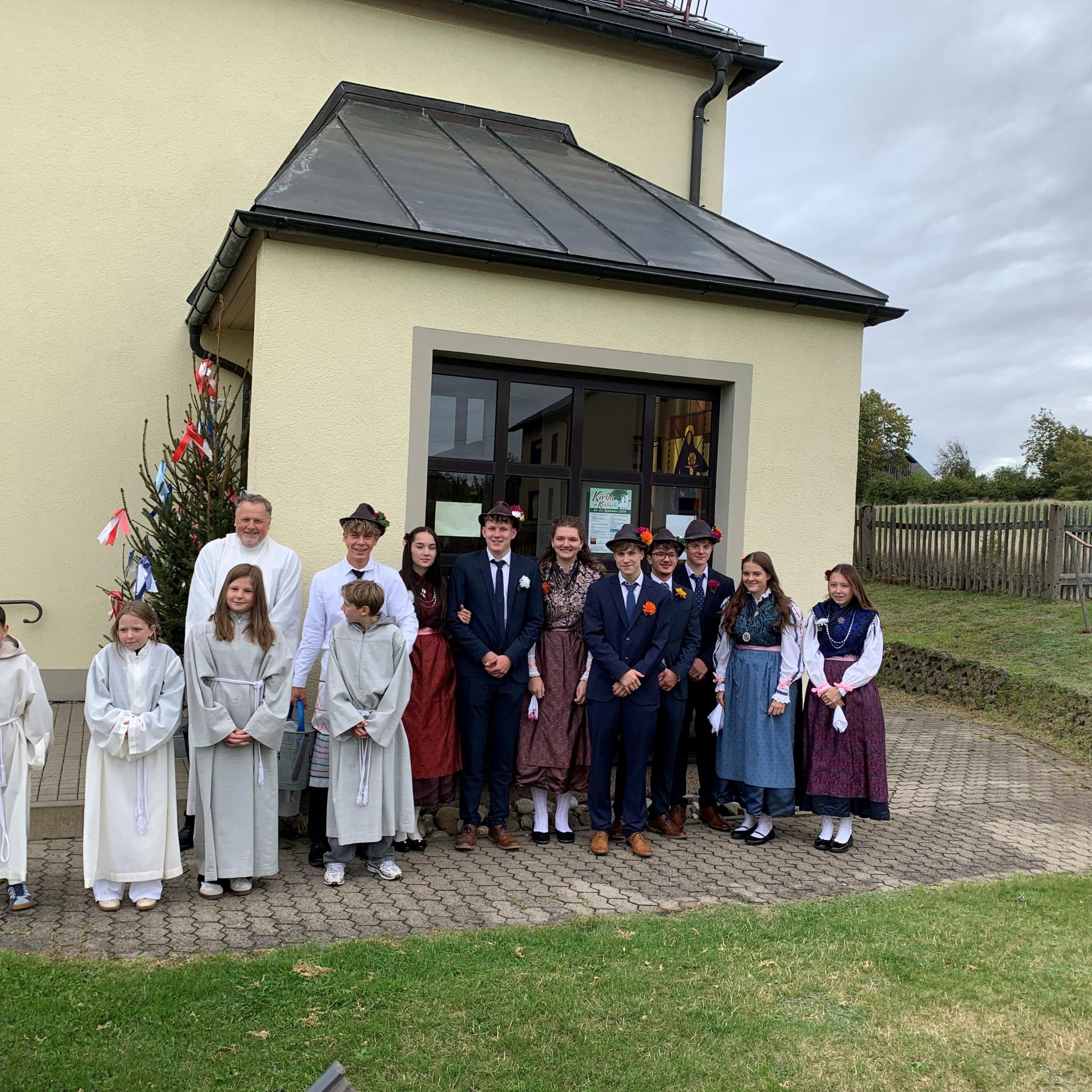 Die Kehlbacher Zechgemeinschaft mit PR Josef Grünbeck und den Ministranten vor der St. Marienkirche Kehlbach
