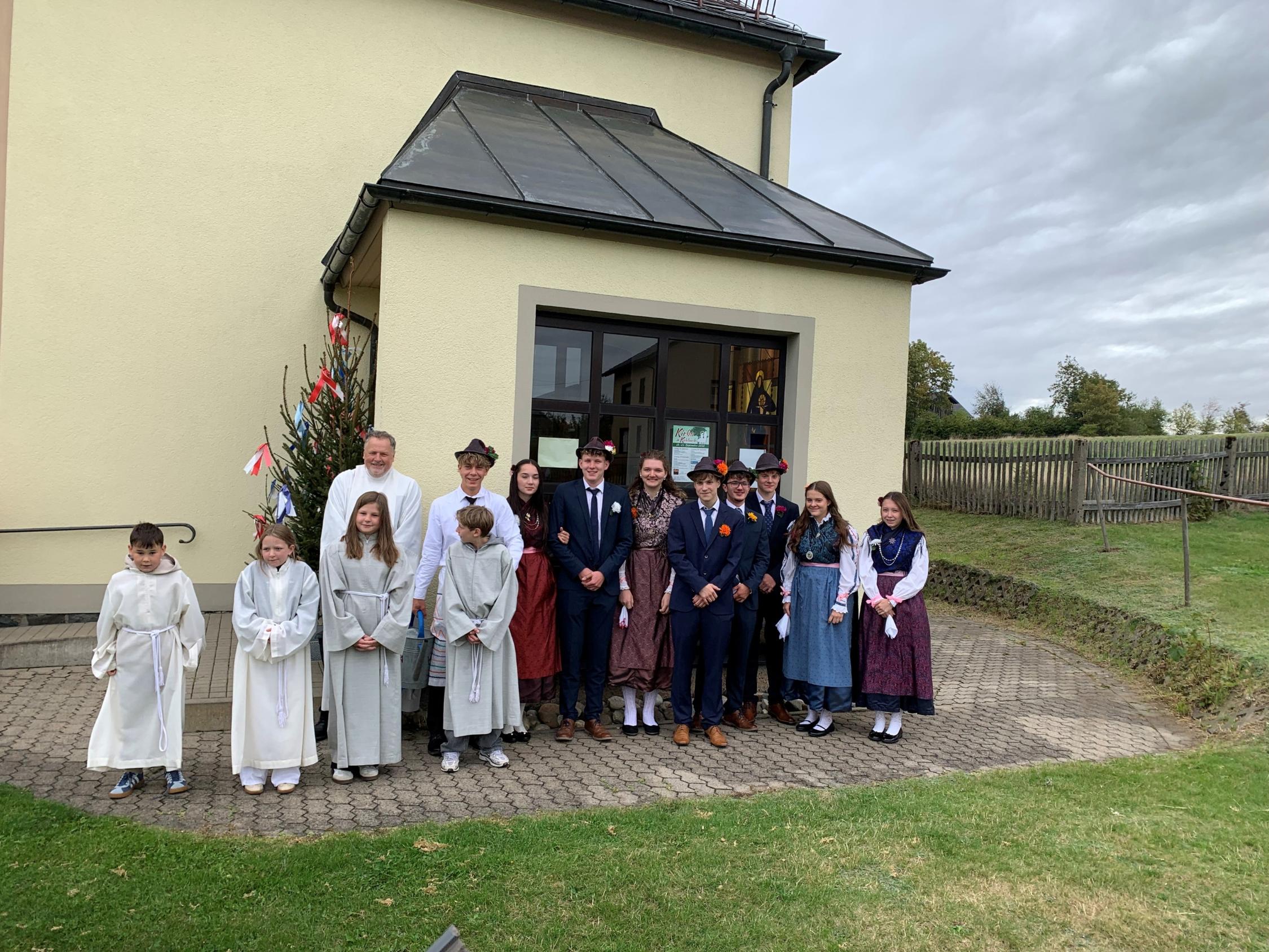 Die Kehlbacher Zecher mit PR Josef Grünbeck und den Ministranten vor der St. Marien Kirche Die Kehlbacher Zechgemeinschaft mit PR Josef Grünbeck und den Ministranten vor der St. Marienkirche Kehlbach